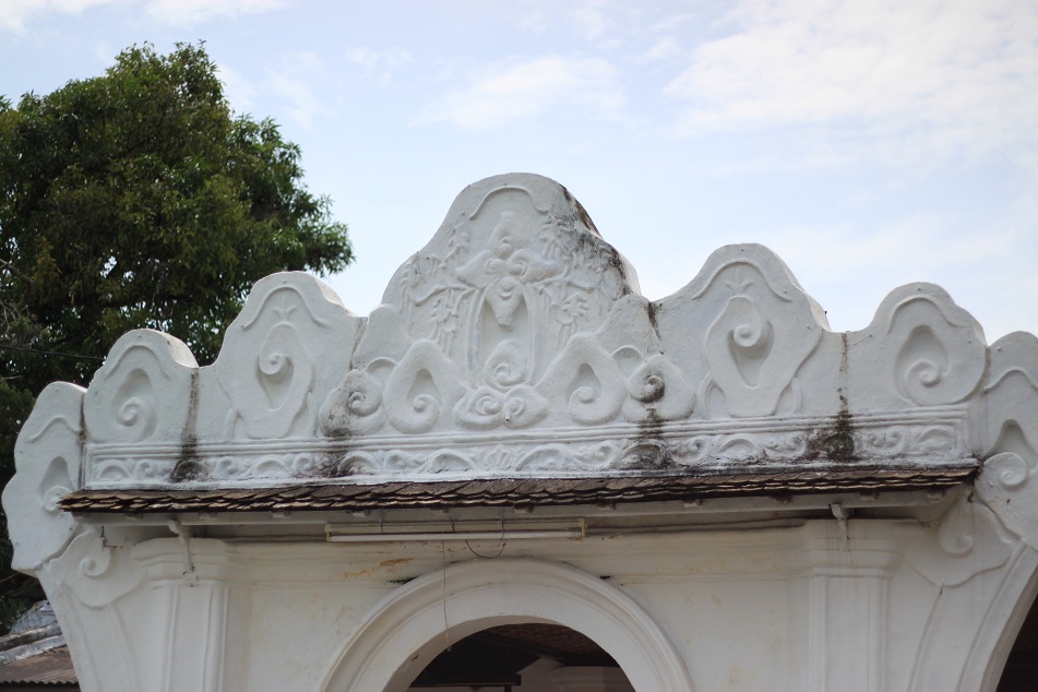 Ubiquitous Mega Mendung Patterns on the Lintel of the Palace