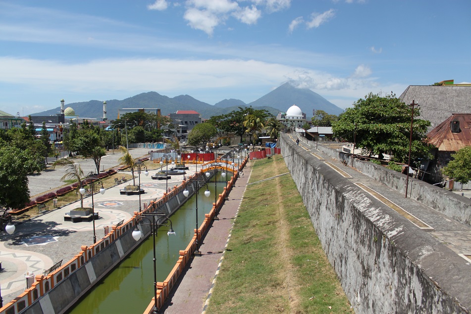 Fort Oranje with the Peaks of Tidore at the Background